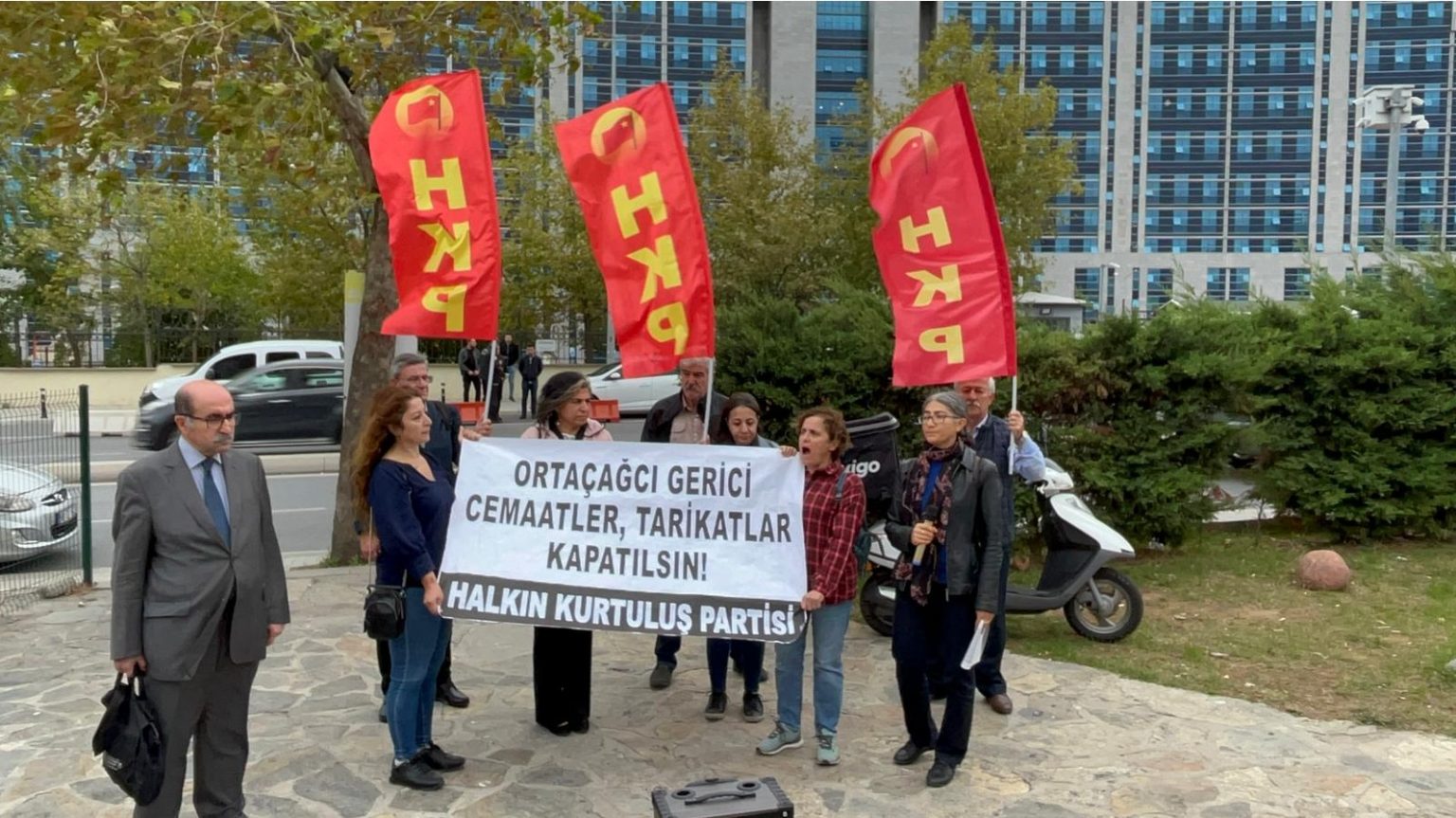 Bugün, Ortaçağcılardan hesap sormak için bir kez daha Kartal Adliyesi önündeydik: Hiranur Vakfı ve tüm yılan yuvası tarikatlardan, cemaatlerden hesap sormaya devam edeceğiz!