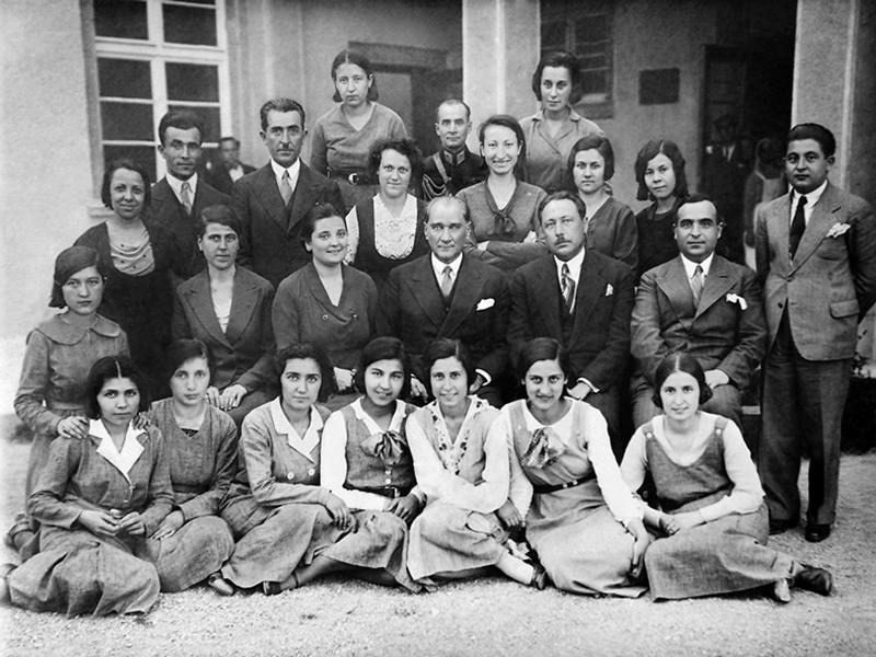 100. Yılında Kadınların Objektifinden ve Kaleminden Laik Cumhuriyet