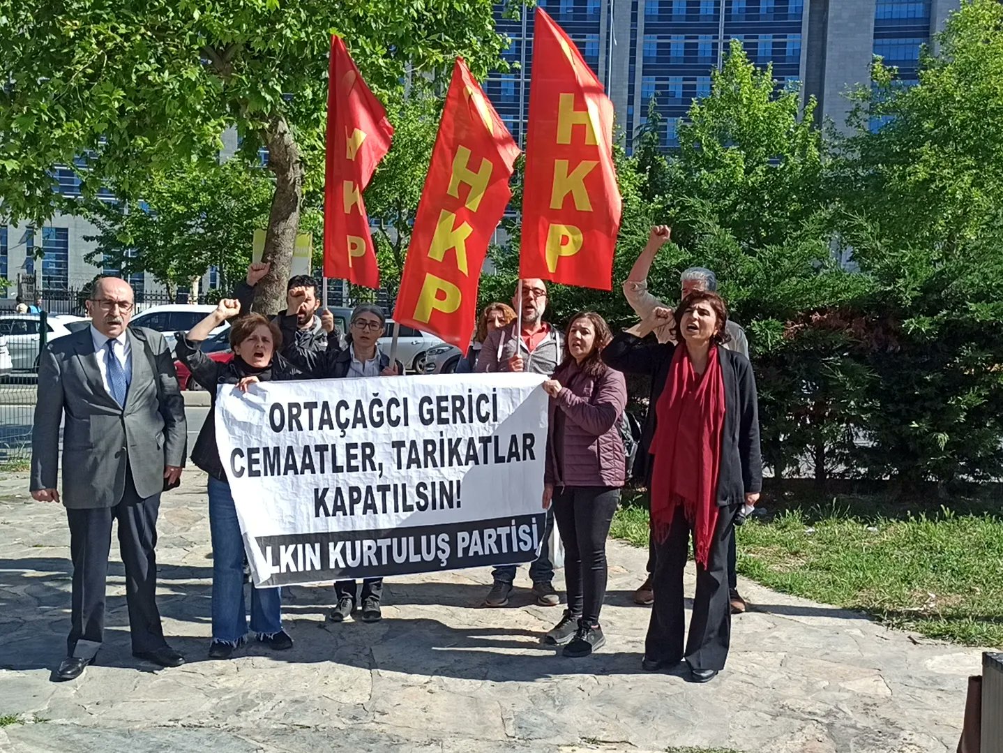 Ortaçağ özlemcisi kadın, çocuk düşmanı Hiranur Vakfı ve tüm yılan yuvası tarikatlardan, cemaatlerden hesap sormaya devam ediyoruz.