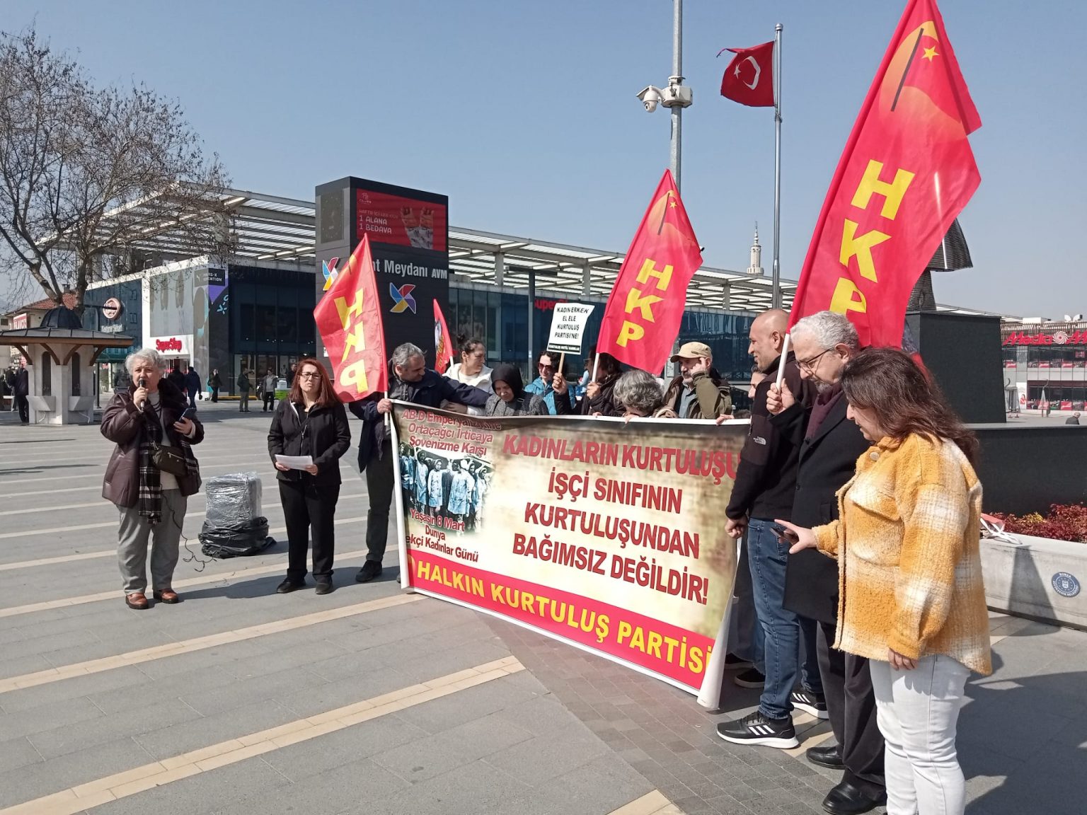 Kurtuluş Partili Kadınlar Olarak 8 Mart’ta ABD-AB Emperyalizminin BOP’una, Ortaçağcı Gericiliğe ve Yoksulluğa Karşı Mücadele Bayrağını Bursa’da Yükselttik!